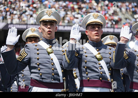 New York, USA. 27 mai, 2017. Les membres de l'Académie militaire américaine de 2017 Classe de réciter le serment d'office durant leurs diplômes à Stade Michie, 27 mai 2017 à West Point, New York. Neuf cent trente-six élèves-officiers ont reçu leur diplôme au cours de la cérémonie. Credit : Planetpix/Alamy Live News Banque D'Images