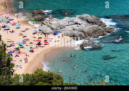 Girona, Espagne. 27 mai, 2017. Les gens nager et bronzer dans Cala Sa Boadella" à Lloret de Mar Geromella Crédit : Dino/Alamy Live News Banque D'Images