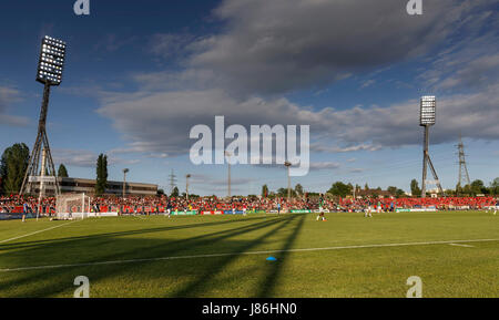 Budapest, Hongrie. 27 mai, 2017. Les équipes sur le terrain d'échauffement avant l'Hungarian OTP Bank Liga match entre Budapest Honved et Vidéotron au stade Bozsik FC le 27 mai 2017 à Budapest, Hongrie. Credit : Laszlo Szirtesi/Alamy Live News Banque D'Images