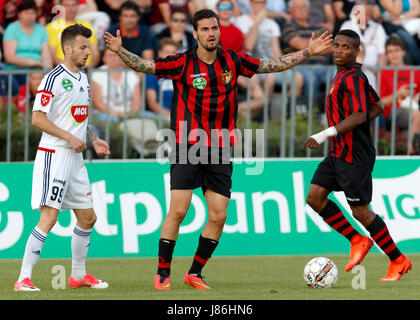 Budapest, Hongrie. 27 mai, 2017. Davide Lanzafame (L2) de Budapest Honved conteste la décision de l'arbitre entre Asmir Suljic # 99 de Vidéotron FC et Patrick Ikenne King (R) de Budapest Honved hongroise au cours de la Banque OTP Liga match entre Budapest Honved et Vidéotron au stade Bozsik FC le 27 mai 2017 à Budapest, Hongrie. Credit : Laszlo Szirtesi/Alamy Live News Banque D'Images