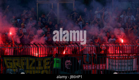 Budapest, Hongrie. 27 mai, 2017. Les ultras de Budapest Honved lumière incendie lors de l'Hungarian OTP Bank Liga match entre Budapest Honved et Vidéotron au stade Bozsik FC le 27 mai 2017 à Budapest, Hongrie. Credit : Laszlo Szirtesi/Alamy Live News Banque D'Images