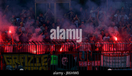 Budapest, Hongrie. 27 mai, 2017. Les ultras de Budapest Honved lumière incendie lors de l'Hungarian OTP Bank Liga match entre Budapest Honved et Vidéotron au stade Bozsik FC le 27 mai 2017 à Budapest, Hongrie. Credit : Laszlo Szirtesi/Alamy Live News Banque D'Images