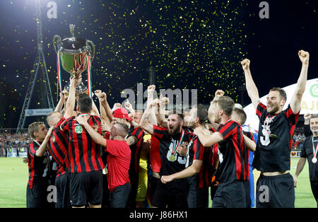 Budapest, Hongrie. 27 mai, 2017. Les joueurs de Budapest Honved célèbrent la victoire du championnat après le Hongrois OTP Bank Liga match entre Budapest Honved et Vidéotron au stade Bozsik FC le 27 mai 2017 à Budapest, Hongrie. Credit : Laszlo Szirtesi/Alamy Live News Banque D'Images