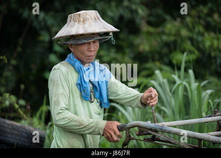 Nakhon Nayok, Thaïlande. 27 mai, 2017. Avec le début de la saison des pluies, les agriculteurs commencent à labourer les rizières dans les régions rurales de la Thaïlande. Un agriculteur laboure les champs avec un tracteur dans la main, la Thaïlande Nakhon Nayok. Credit : Lee Craker/Alamy Live News Banque D'Images