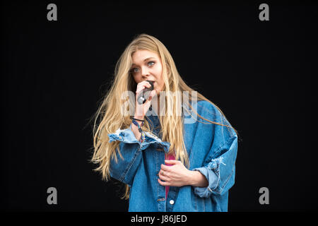 Southampton, Hampshire, Royaume-Uni. 27thth, mai 2017. Becky Hill effectue sur la scène principale. Les gens communs Music Festival retourne en 2017 à Southampton où l'équipe commune Bestival, avec conservateur, Rob Da Bank, ont mis en place une gamme fantastique d'actes. La sécurité de l'événement reste tendue après la récente attaque terroriste à Manchester au Royaume-Uni qui menace la terreur niveau étant passé de "sévère" à 'critique'. Malgré ces inquiétudes, les festivaliers n'ont pas été mis hors tension et sont déterminés à profiter des festivités, de la musique et du soleil. Credit : Bailey/Alamy Live News Banque D'Images