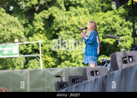 Southampton, Hampshire, Royaume-Uni. 27thth, mai 2017. Becky Hill effectue sur la scène principale. Les gens communs Music Festival retourne en 2017 à Southampton où l'équipe commune Bestival, avec conservateur, Rob Da Bank, ont mis en place une gamme fantastique d'actes. La sécurité de l'événement reste tendue après la récente attaque terroriste à Manchester au Royaume-Uni qui menace la terreur niveau étant passé de "sévère" à 'critique'. Malgré ces inquiétudes, les festivaliers n'ont pas été mis hors tension et sont déterminés à profiter des festivités, de la musique et du soleil. Credit : Bailey/Alamy Live News Banque D'Images