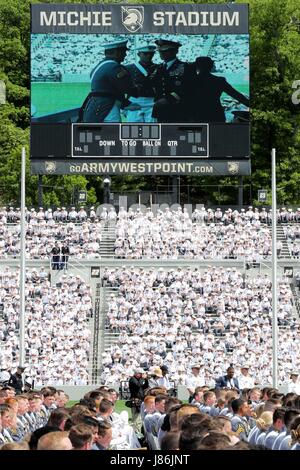 New York, USA. 27 mai, 2017. Regarder la cérémonie de cadets à l'Académie militaire des États-Unis à West Point, l'État de New York, États-Unis, le 27 mai 2017. Un total de 936 cadets ont obtenu leur diplôme le samedi. Credit : Wang Ying/Xinhua/Alamy Live News Banque D'Images