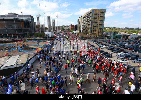 Wembley, Londres, Royaume-Uni. 27 mai, 2017. L'Unis finale de la FA Cup - Arsenal v Chelsea . Fans font leur chemin vers le stade de Wembley en cours avant l'Unis finale de la FA Cup, au stade de Wembley, Londres, le 27 mai 2017. Crédit : Paul Marriott/Alamy Live News Banque D'Images