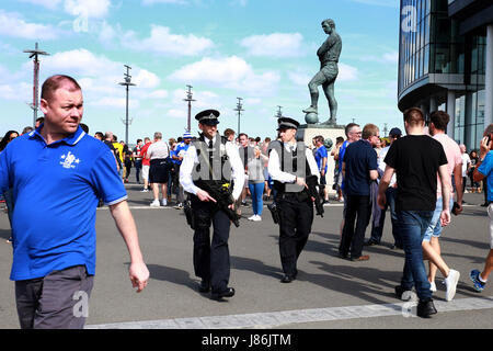 Wembley, Londres, Royaume-Uni. 27 mai, 2017. L'Unis finale de la FA Cup - Arsenal v Chelsea . Policiers armés en patrouille à l'extérieur du stade avant l'Unis finale de la FA Cup, au stade de Wembley, Londres, le 27 mai 2017. Crédit : Paul Marriott/Alamy Live News Banque D'Images