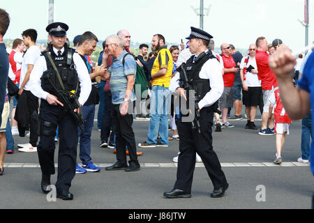 Wembley, Londres, Royaume-Uni. 27 mai, 2017. L'Unis finale de la FA Cup - Arsenal v Chelsea . Policiers armés en patrouille à l'extérieur du stade avant l'Unis finale de la FA Cup, au stade de Wembley, Londres, le 27 mai 2017. Crédit : Paul Marriott/Alamy Live News Banque D'Images