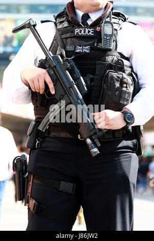 Wembley, Londres, Royaume-Uni. 27 mai, 2017. L'Unis finale de la FA Cup - Arsenal v Chelsea . Policiers armés en patrouille à l'extérieur du stade avant l'Unis finale de la FA Cup, au stade de Wembley, Londres, le 27 mai 2017. Crédit : Paul Marriott/Alamy Live News Banque D'Images