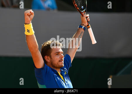 Genève, Suisse. 27 mai, 2017. Stanislas Wawrinka de Suisse célèbre après avoir remporté la finale chez les hommes contre Mischa Zverev de l'Allemagne à l'Open ATP de Genève 250 tournoi de tennis à Genève, Suisse, le 27 mai 2017. Wawrinka a soutenu le titre avec 2-1. Crédit : Alain Grosclaude/Xinhua/Alamy Live News Banque D'Images