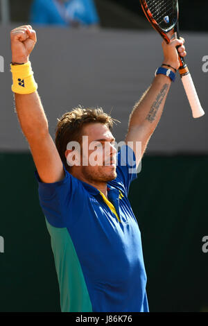 Genève, Suisse. 27 mai, 2017. Stanislas Wawrinka de Suisse célèbre après avoir remporté la finale chez les hommes contre Mischa Zverev de l'Allemagne à l'Open ATP de Genève 250 tournoi de tennis à Genève, Suisse, le 27 mai 2017. Wawrinka a soutenu le titre avec 2-1. Crédit : Alain Grosclaude/Xinhua/Alamy Live News Banque D'Images