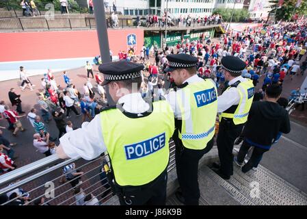 Londres, Grande-Bretagne. 27 mai, 2017. Les policiers sont en patrouille comme de sécurité normales sont renforcées pour Arsenal et Chelsea fans arrivant au stade de Wembley pour la finale de la coupe d'Angleterre à Londres, Grande-Bretagne, le 27 mai 2017. Le niveau de sécurité a été en réponse à Manchester Arena lors de l'attentat 22 personnes sont mortes et 66 personnes ont été blessées dans l'un des plus des attaques meurtrières dans le Royaume-Uni. Crédit : Ray Tang/Xinhua/Alamy Live News Banque D'Images