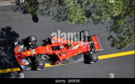 Monaco. 27 mai, 2017. Le pilote Ferrari Kimi Raikkonen de Finlande est vu pendant la séance de qualification du Grand Prix de Monaco de Formule 1 à Monaco, le 27 mai 2017. Crédit : Michael Alesi/Xinhua/Alamy Live News Banque D'Images