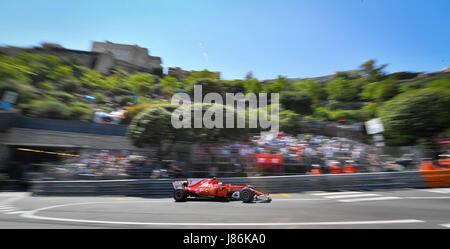 Monaco. 27 mai, 2017. Le pilote Ferrari Kimi Raikkonen de Finlande est en concurrence au cours de la troisième session de la pratique de la Formule Un Grand Prix de Monaco à Monaco, le 27 mai 2017. Crédit : Michael Alesi/Xinhua/Alamy Live News Banque D'Images