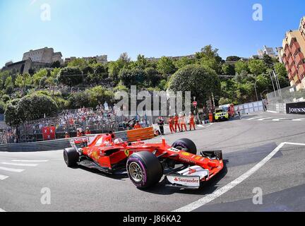 Monaco. 27 mai, 2017. Sebastian Vettel Ferrari de l'Allemagne est perçue au cours de la troisième session de la pratique de la Formule Un Grand Prix de Monaco à Monaco, le 27 mai 2017. Crédit : Michael Alesi/Xinhua/Alamy Live News Banque D'Images