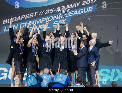 Budapest, Hongrie. 27 mai, 2017. Membres de Szolnok célébrer au cours de l'attribution de l'Eco-conception pour la cérémonie finale de la Ligue des Champions de water-polo LEN Six match final à Budapest, Hongrie, le 27 mai 2017. La Hongrie Szolnok VSK réclamé le titre en battant Jug Dubrovnik de Croatie avec 10-5 dans le match pour la médaille d'or. Credit : Attila Volgyi/Xinhua/Alamy Live News Banque D'Images