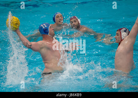 Budapest, Hongrie. 27 mai, 2017. Gabor Kis (L) de VSK Szolnoki rivalise avec Marko Macan (R) de Jug Dubrovnik pendant la médaille d'or de la finale de la Ligue des Champions de water-polo LEN Six à Budapest, Hongrie, le 27 mai 2017. La Hongrie Szolnok VSK réclamé le titre en battant Jug Dubrovnik de Croatie avec 10-5. Credit : Attila Volgyi/Xinhua/Alamy Live News Banque D'Images