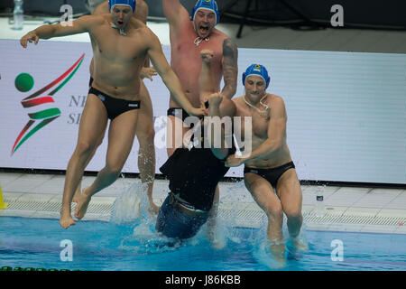 Budapest, Hongrie. 27 mai, 2017. Les membres de l'Eco-conception de la Hongrie Szolnok célèbre remportant la médaille d'or de la finale de la Ligue des Champions de water-polo LEN Six à Budapest, Hongrie, le 27 mai 2017. La Hongrie Szolnok VSK réclamé le titre en battant Jug Dubrovnik de Croatie avec 10-5. Credit : Attila Volgyi/Xinhua/Alamy Live News Banque D'Images