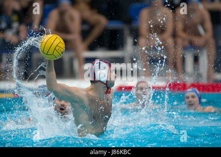 Budapest, Hongrie. 27 mai, 2017. Pavo Markovic de Jug Dubrovnik essaie de marquer au cours de l'or de la finale de la Ligue des Champions de water-polo LEN Six à Budapest, Hongrie, le 27 mai 2017. La Hongrie Szolnok VSK réclamé le titre en battant Jug Dubrovnik de Croatie avec 10-5. Credit : Attila Volgyi/Xinhua/Alamy Live News Banque D'Images