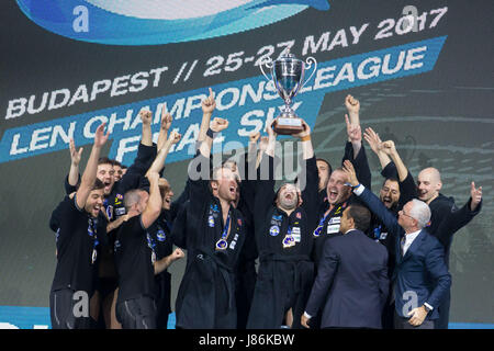 Budapest, Hongrie. 27 mai, 2017. Membres de Szolnok célébrer au cours de l'attribution de l'Eco-conception pour la cérémonie finale de la Ligue des Champions de water-polo LEN Six match final à Budapest, Hongrie, le 27 mai 2017. La Hongrie Szolnok VSK réclamé le titre en battant Jug Dubrovnik de Croatie avec 10-5 dans le match pour la médaille d'or. Credit : Attila Volgyi/Xinhua/Alamy Live News Banque D'Images