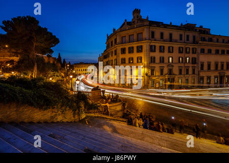 Marcello Theatre et la circulation sur les sentiers Via Marcello, vue à partir de la colline du Capitole, Rome, Italie Banque D'Images