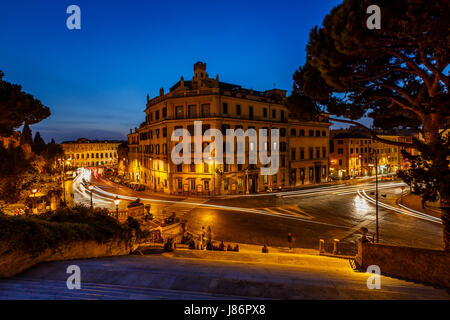 Marcello Theatre et la circulation sur les sentiers Via Marcello, vue à partir de la colline du Capitole, Rome, Italie Banque D'Images