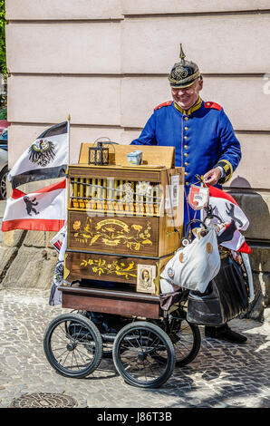 Ce qu'un nostalgique rencontre avec un musicien de rue de Berlin en uniforme militaire prussien devant le musée d'histoire allemande. Banque D'Images