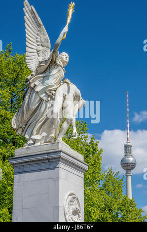 Un guerrier sculpture au Schlossbrücke Unter den Linden avec la 'Alex' dans l'arrière-plan Banque D'Images