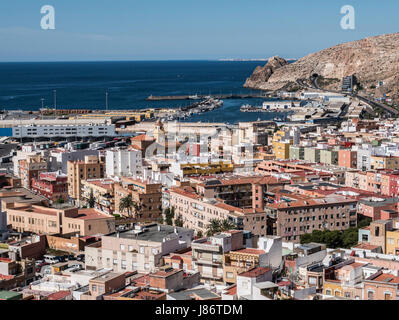 Almeria, Espagne - 20 mai : La vue de la forteresse de style mauresque maisons et bâtiments le long du port d'Almeria, Andalousie, Espagne Banque D'Images