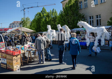 L'antique et du marché du livre est situé à l'île des musées. Ayant lieu le week-end, il est à l'arrêt pendant une visite guidée à travers Mitte distr Banque D'Images