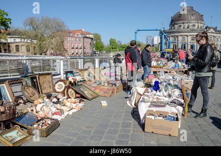 L'antique et du marché du livre est situé à l'île des musées. Ayant lieu le week-end, il est à l'arrêt pendant une visite guidée à travers Mitte distr Banque D'Images