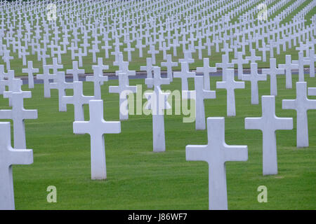 Pierres tombales de marbre à la manille American Cemetery and Memorial qui a le plus grand nombre de tombes d'un cimetière pour le personnel américain tué pendant la Seconde Guerre mondiale et est titulaire de la morts de la guerre aux Philippines et dans d'autres pays alliés situé à Fort Bonifacio, dans les limites de l'ancien fort William McKinley dans la ville de Manille, capitale des Philippines Banque D'Images