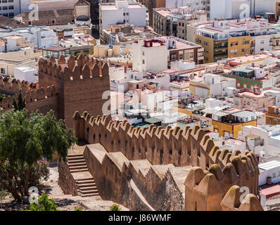 Almeria, Espagne - 20 mai : La vue de la forteresse de style mauresque maisons et bâtiments le long du port d'Almeria, Andalousie, Espagne Banque D'Images