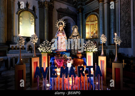 Décoré d'un autel à l'intérieur de l'Église catholique Eglise San Agustin ou Iglesia de la Inmaculada Concepcion de Maria de San Agustin situé situé à l'intérieur de la ville fortifiée historique de Manille appelée Intramuros dans la ville de Manille, capitale des Philippines Banque D'Images