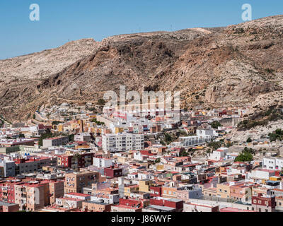 Vue depuis la forteresse maure de maisons et bâtiments le long du port d'Almeria, Andalousie, Espagne Banque D'Images