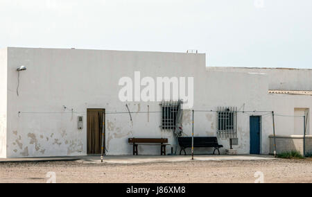 Almeria, Espagne - 21 mai : maisons du village de Almadraba de Monteleva, près de l'exploitation du sel dans le parc naturel de Cabo de Gata, Almeri Banque D'Images