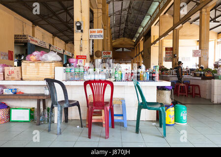 NHA TRANG, Viêt Nam - le 20 janvier : un style vietnamien food court au marché Xom Moi à Nha Trang le 20 janvier 2016 à Nha Trang, Vietnam. Banque D'Images