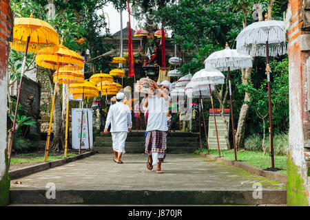 UBUD, INDONÉSIE - 2 mars : homme balinais en vêtements traditionnels lors de la fête avant le jour de Nyepi Balinais (Silence) le 2 mars 2016 à Ubud, Banque D'Images