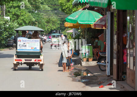 SIEM REAP, Cambodge - 6 juillet : Les enfants cambodgiens à la recherche de nourriture dans les rues de Siem Reap, le 6 juillet 2014 au Siam Reap, Cambodge. Banque D'Images