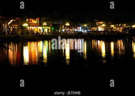 HOI AN, VIETNAM - 15 mars : Café lumière reflétée sur la rivière de l'ancienne ville de Hoi An, classé au Patrimoine Mondial de l'UNESCO le 15 mars 2014 à Hoi An, Vietnam Banque D'Images