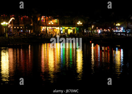 HOI AN, VIETNAM - 15 mars : Café lumière reflétée sur la rivière de l'ancienne ville de Hoi An, classé au Patrimoine Mondial de l'UNESCO le 15 mars 2014 à Hoi An, Vietnam Banque D'Images