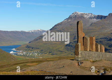 Monument à un chauffeur de bus qui a d'abord forgé un lien entre Kirkjubæjarklaustur et Seydisfjordur Seydisfjordur, peut être vu dans la vallée, de l'Islande Banque D'Images