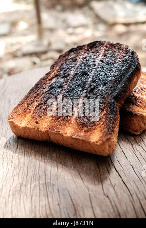 Croquant et croustillant Toasts brûlés sur place outdoor le tabouret en bois à la lumière du jour Banque D'Images