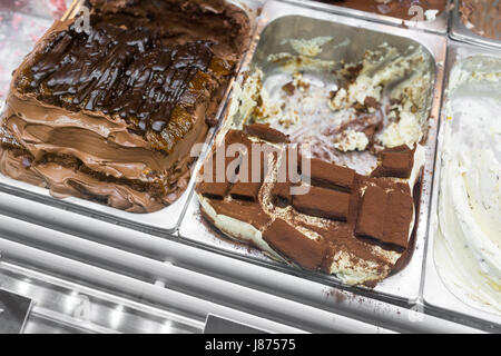 Diverses saveurs de gelato en Italie. La crème glacée italienne crémeuse en vitrine Banque D'Images