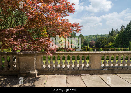 Terrasse ensoleillée à Thornbridge hall gardens près de Great Longstone, Derbyshire, Angleterre. Banque D'Images