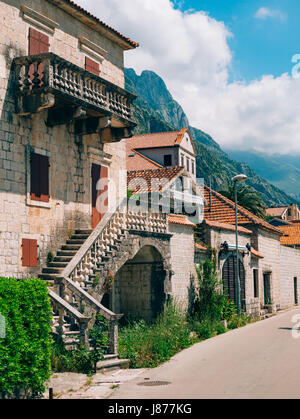 Ljuta village dans la baie de Kotor, au Monténégro. Banque D'Images