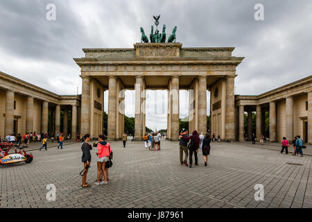 BERLIN, ALLEMAGNE - le 11 août : la Brandenburger Tor (Porte de Brandebourg) est l'ancienne porte de Berlin le 11 août 2013. Elle a été reconstruite à la fin Banque D'Images