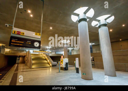 BERLIN - 24 août : Bundestag de métro (U-Bahn) Le 24 août 2013 à Berlin, Allemagne. Le U-Bahn de Berlin a ouvert ses portes en 1902 et sert 1 Banque D'Images